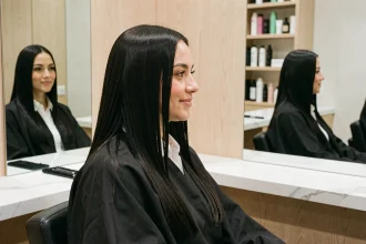 Femme aux cheveux lisses et brillants après une permanente lissante dans un salon de coiffure moderne
